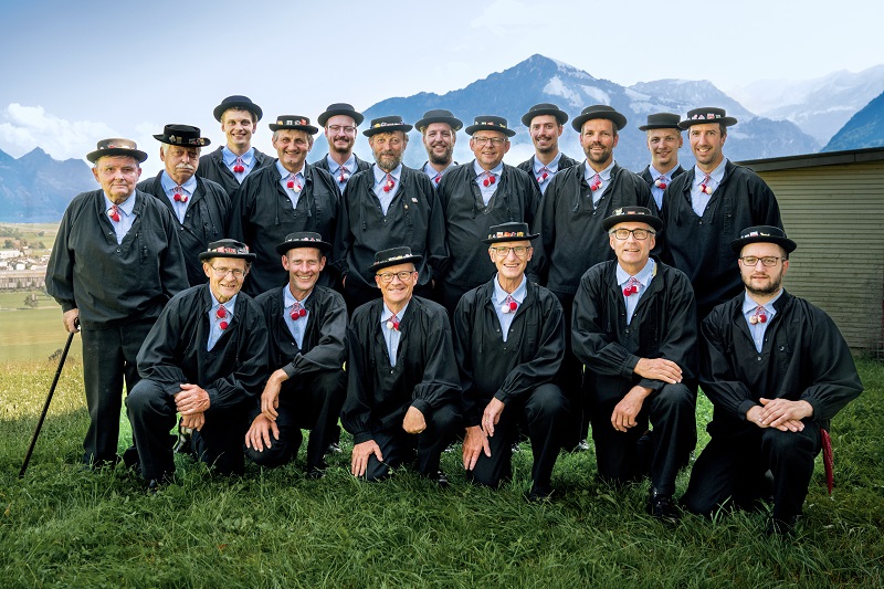 Gruppenfoto mit schwarzer Jacke