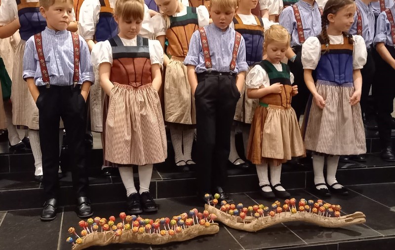 Lollipops auf Ast vor Kinderjodlercheerli