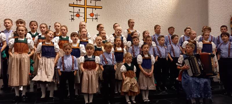 Kinderjodlercheerli singend mit Akkordeon