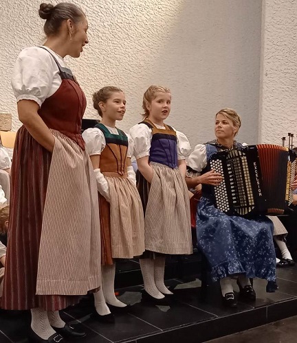 Drei Solosängerinnen mit Akkordeon