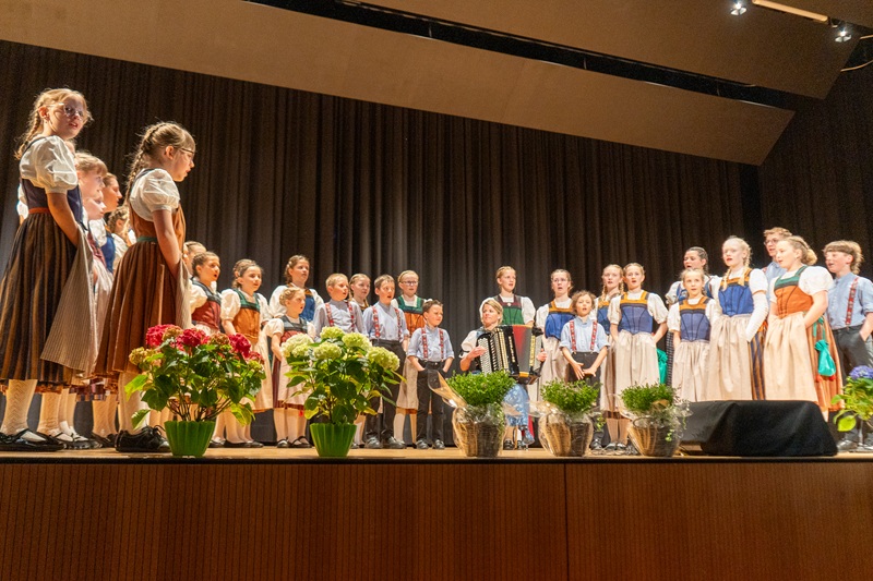Kinderjodlercheerli singen auf der Bühne