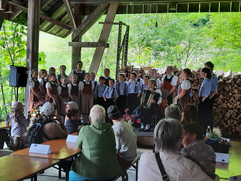 Kinderjodlercheerli singen vor Publikum
